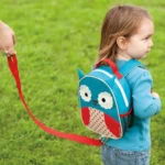 Мини-рюкзак с поводком безопасности skip hop zoo let harness